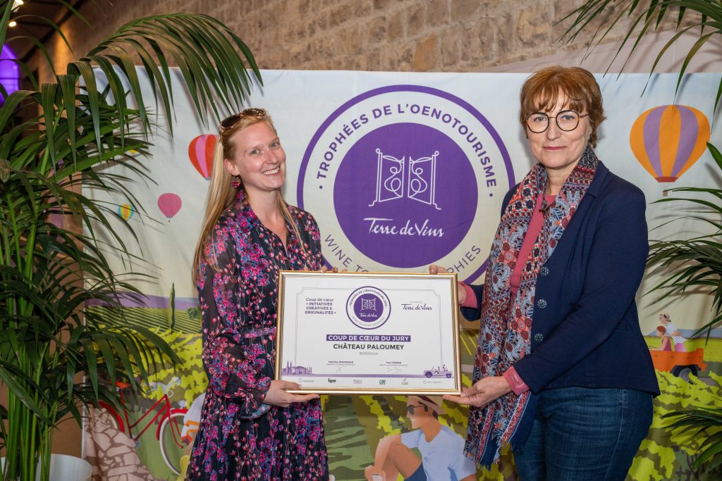Photo du Trophée de l'œnotourisme avec Pauline Rennesson